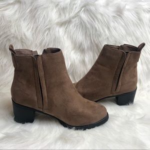 Wild diva tan brown ankle booties size 6 chunky